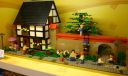 Wiekhaus mit spielenden Kindern